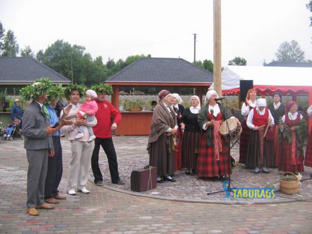 SVEICIENS SVĒTKOS. Apsveikumu tirgus dienā saņēma Pēteri (kreisajā pusē). 