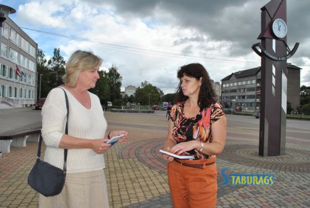 Vienojas diskusiju turpināt. Zaļo un Zemnieku savienības Saeimas frakcijas pārstāve Iveta Grigule (no kreisās) un  Aizkraukles novada izglītības pārvaldes vadītāja Astra Siliņa.