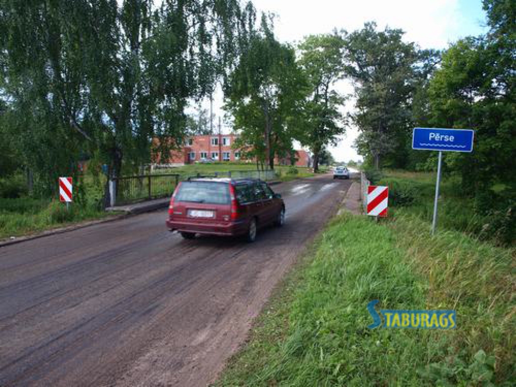 REMONTS SĀKTS. Tuvāko triju mēnešu laikā šo tiltu pār Pērsi varēs šķērsot tikai vieglās automašīnas.