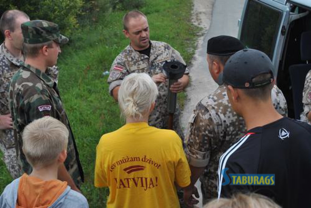 Vakar noslēdzās lāpu skrējiens “Apkārt Latvijai”.  Viens no tā posmiem veda caur Bauskas, Vecumnieku un Neretas novadu. Posma garums bija aptuveni 70 kilometru. Šajā posmā skrēja apmēram 120 dalībnieku, no kuriem 70 bija lāpneši.
Autors: Jānis Ozoliņš