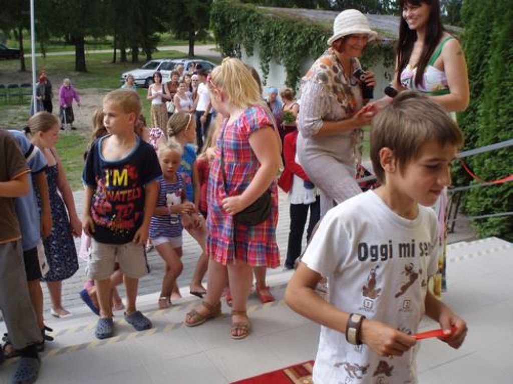 Svētdien pārbūvētajā Daudzeses pagasta saieta namā bija atvērto durvju diena. Ap 100 mazu un lielu pagasta iedzīvotāju varēja apskatīt visas telpas, arī jaunuzbūvētās skatuves aizkulises. 