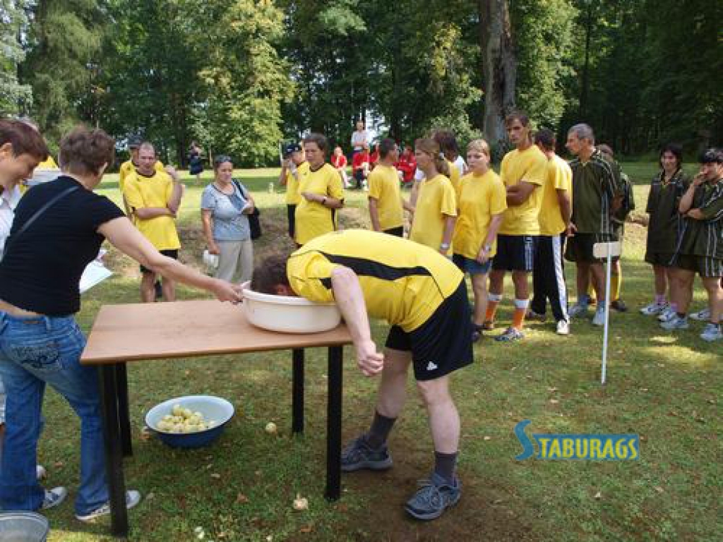 Mazzalves pamatskolas sporta laukumā notikušajās Latvijas sociālās aprūpes centru sacensībās piedalījās 175 klienti no 15 komandām. Daļa centru pārstāvju bija līdzjutēji. 
Autors: Guna Mikasenoka
