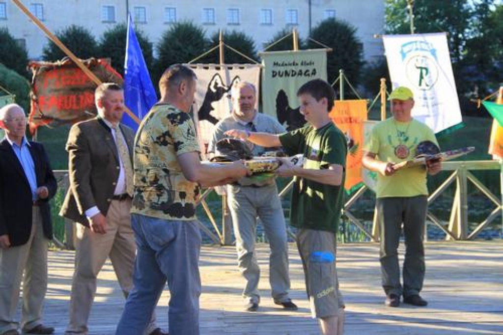 Aizvadītās nedēļas nogalē Dundagā un tās apkaimē notika tradicionālais mednieku festivāls “Minhauzens 2013”. Tajā labi, īpaši šaušanā, veicās mednieku kluba 