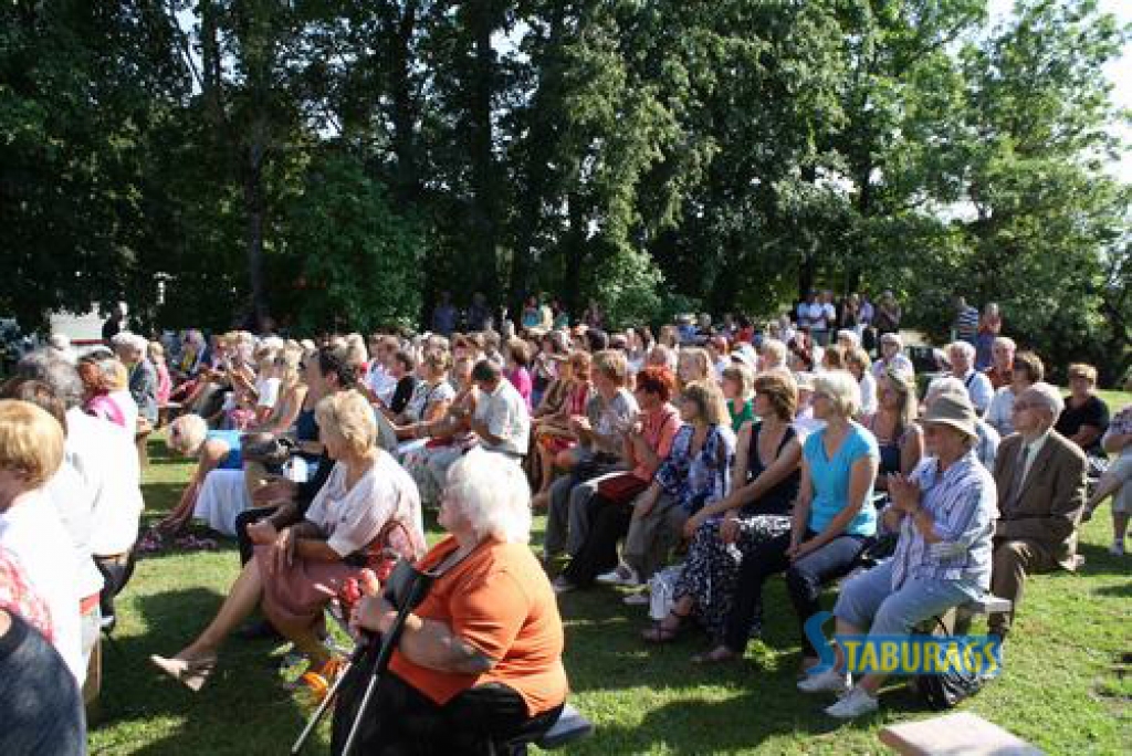 Vallē, aktieru Amtmaņu muzejā “Zvanītāju Bukas”, šogad diviem Latvijas Nacionālā teātra aktieriem — Ausmai Ziemelei un Ivaram Kļavinskim — pasniedza Alfreda Amtmaņa Briedīša prēmiju. Pasniedzot naudas balvu un apsveicot aktierus,...
Autors: Imants Kaziļuns