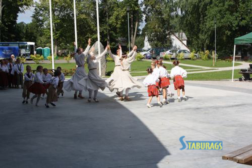 Lai arī Jaunjelgavā norit vērienīgi ielu un pilsētas parka remontdarbi, pirmajā augusta sestdienā notika tradicionālie pilsētas svētki. Tajos šogad piedalījās ne tikai Jaunjelgavas novada pašdarbības kolektīvi un amatierteātri, bet arī...
Autors: Jānis Ozoliņš