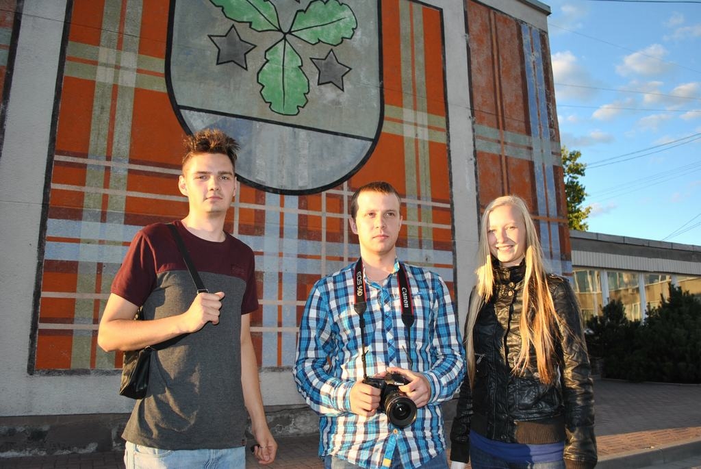 Biedrības “Grauzti” jaunieši Aizkrauklē. Matīss Neimanis (no kreisās), Māris Rudzītis un Anna Zīle.      
Autors: Imants Kaziļuns