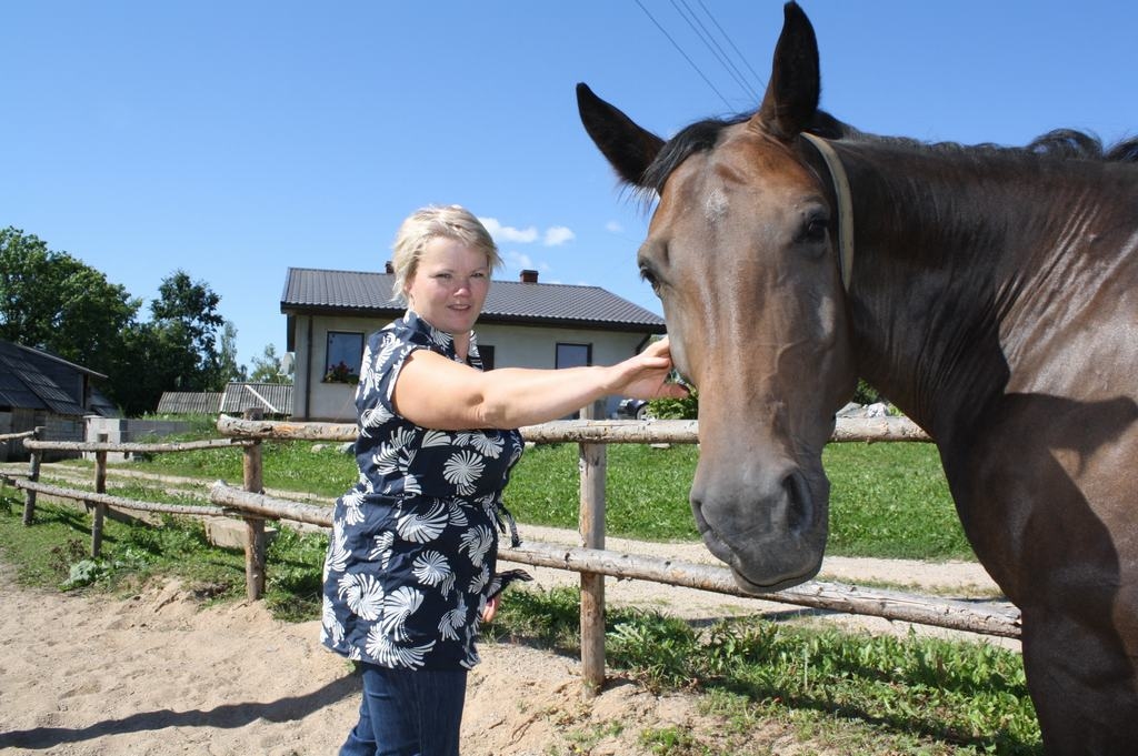 Viens no vīra vaļaspriekiem. “Ķēvīte Rolla no Bīriņu pils labi jūtas arī “Aparānos”, saka Dace Priede.
Autors: Imants Kaziļuns