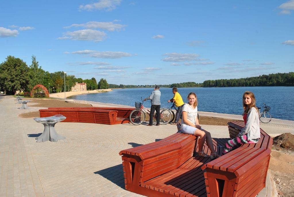 VĒL VIENA SKAISTA VIETA. Pļaviņietes Arina (no kreisās) un Elīna jau atzinīgi novērtējušas jauno atpūtas vietu pie Daugavas. 
Autors: Sandra Pumpure