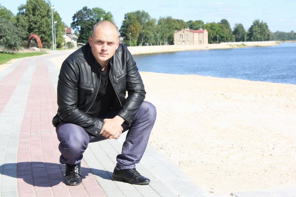 Karavīrs un mūziķis. Pļaviņietis un viens no grupas “Klusā stunda” līderiem Armīns Voltmanis brīvajā laikā labprāt atpūšas savā dzimtajā pusē. 
Autors: Jānis Ozoliņš