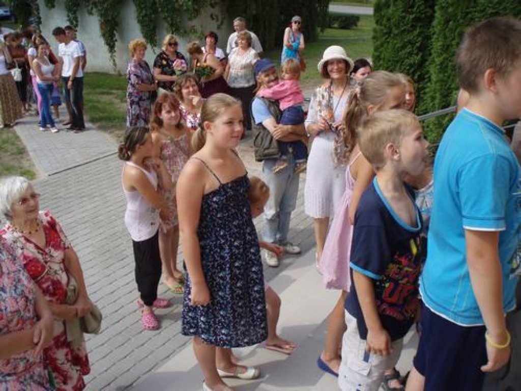 LIELA INTERESE. Saieta nama telpas vēlas apskatīt lieli un mazi Daudzeses pagasta iedzīvotāji.
Autors: Rudīte Nāzare