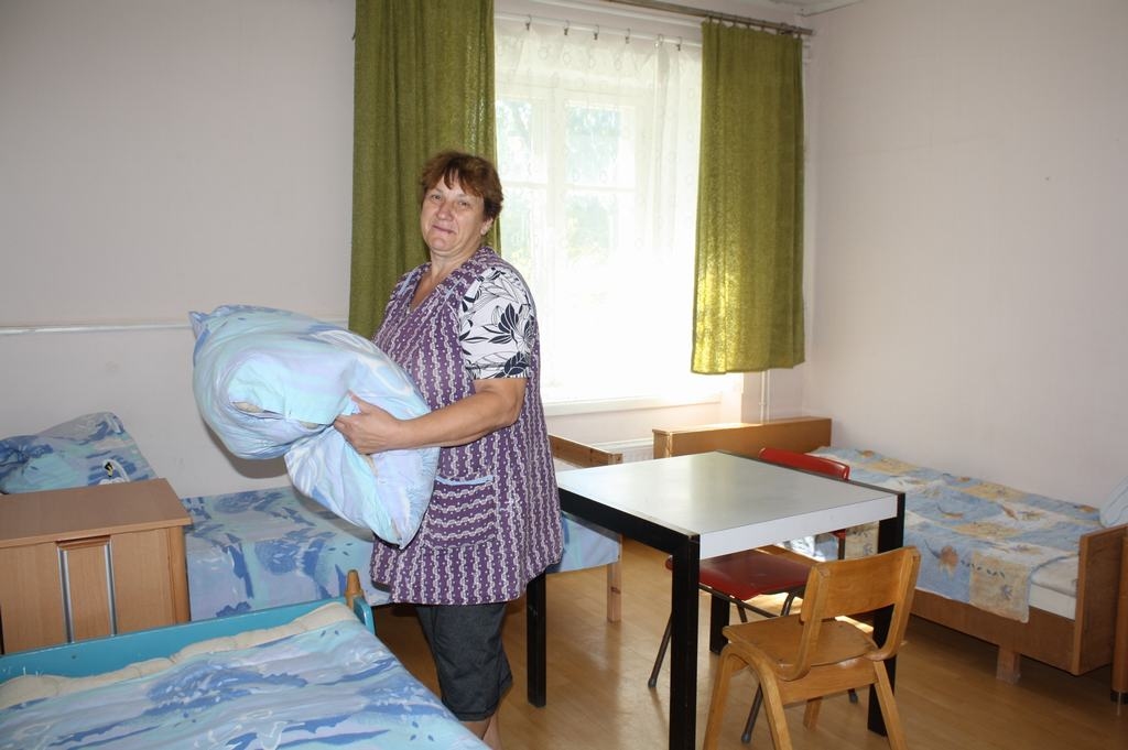 Mīksti spilveni saldam miegam. Odzienas filiāles darbiniece Irēna Ivanova sagatavo internāta telpas jaunajiem iemītniekiem.
Autors: Imants Kaziļuns