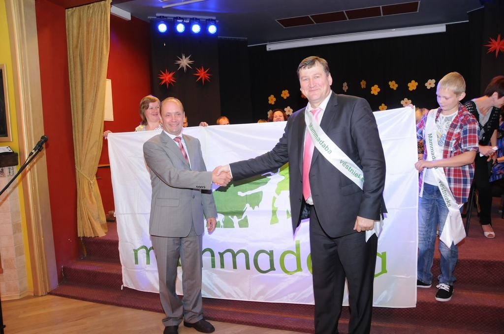 “Mammadaba” vēstnieki. Mazzalves pamatskolas direktoram Aivaram Miezītim (no labās) “Mammadaba” karogu pasniedz  LVM Vidusdaugavas mežsaimniecības un mežkopības vadītājs Andris Neimanis.
Autors: Foto no Mazzalves pamatskolas arhīva 