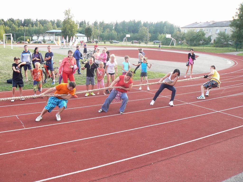 Viens, divi — reizē! Bebru sporta spēlēs par uzvaru virves vilkšanā cīnās viena no vietējām komandām.
Autors: Jurija Tomaševska foto