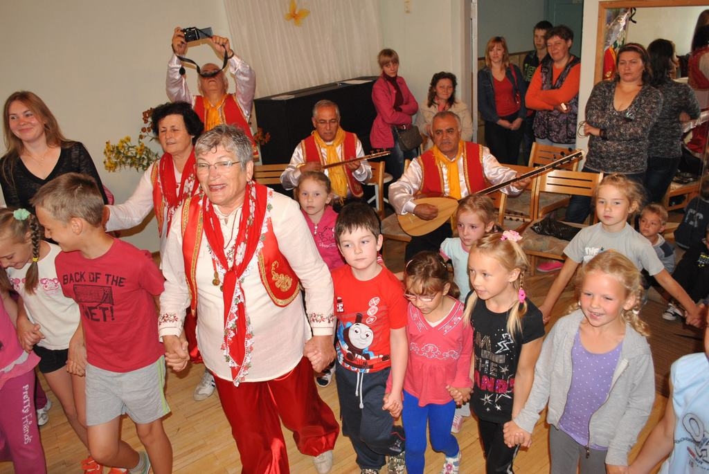 Austrumnieki Aizkraukles pagastā. Brīvprātīgie seniori no Turcijas māca savas tautas dejas.
Autors: Imants Kaziļuns