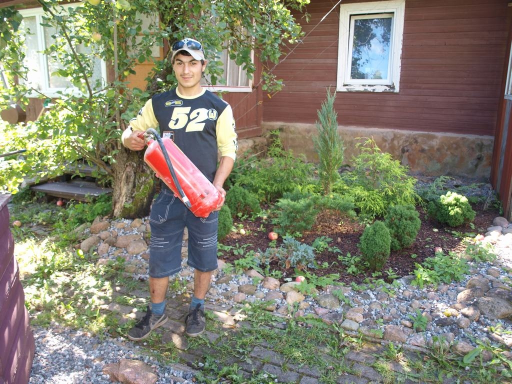 Artūrs Kozlovskis ir baušķenieks un atbraucis ciemos pie mātes, kura dzīvo “Mintautiem” kaimiņos — “Ceriņu” mājās. Ugunsgrēkā viņš neapjuka, izglāba cilvēku un nodzēsa liesmas.
Autors: Indulis Burka