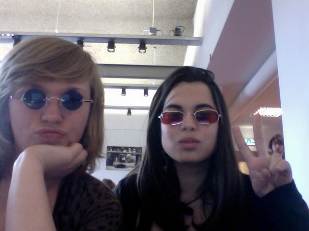 EKSPERIMENTS. Agnese (pa kreisi) ar studiju biedreni Arju, piedaloties kādā eksperimentā, kurā daži studenti vēlējās noskaidrot, kā garastāvokli ietekmē krāsainu briļļu nēsāšana. Toreiz  secināts,  ka krāsainas brilles ir jautrākas.
Autors: no Agneses albuma