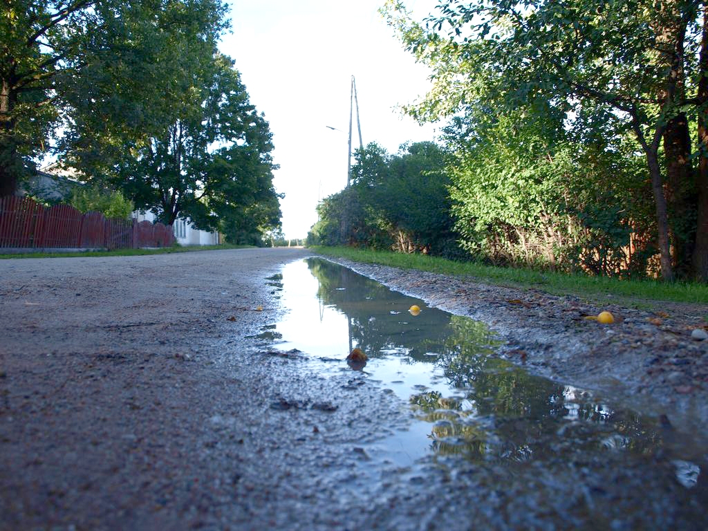 KALNA IELA. Ielas malā veidojas garas peļķes, un brauktuve nežūst.
Autors: Indulis Burka