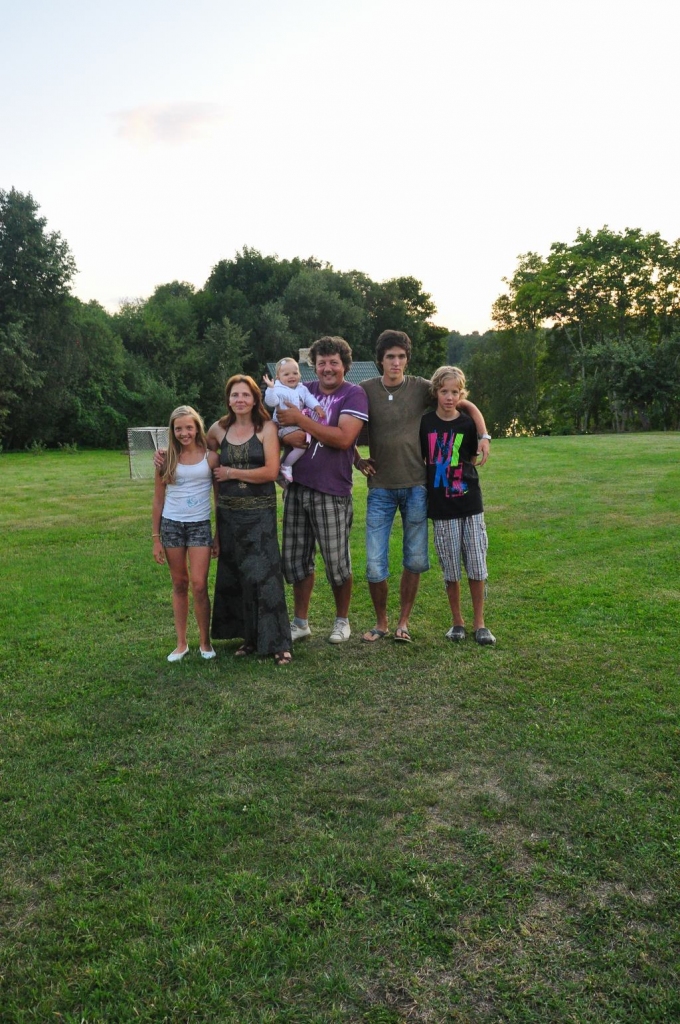 STIPRI KOPĀ. Šteinbergu ģimene — meita Evelīna (no kreisās), māmiņa Ilanta, tēvs Rolands ar pastarīti Dārtu, dēli Artūrs un Ritvars. 
Autors: no Šteinbergu ģimenes albuma