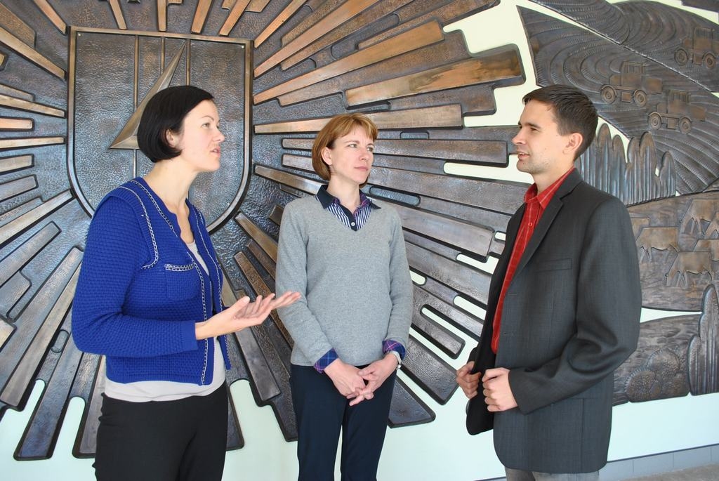 NAV JĀUZTRAUCAS. “Par naudas maiņu nav jāuztraucas, pasta nodaļās latus bez komisijas maksas varēs samainīt līdz 31. martam, komercbankās — līdz 30. jūnijam, bet Latvijas Bankā — mūžīgi,” Aizkraukles novada pašvaldības personāla speciālistam Jānim Cielavam saka Finanšu ministrijas pārstāve Ināra Rubene (no kreisās) un Valsts kancelejas pārstāve Margrieta Ulmane. 
Autors: Guna Mikasenoka