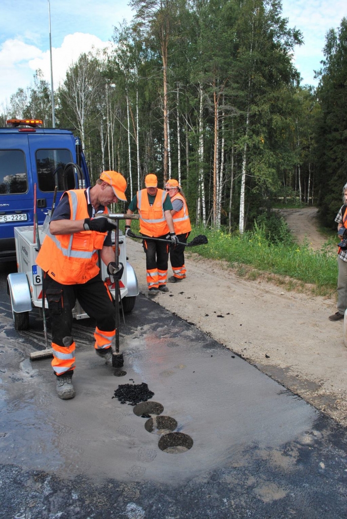 Seši urbumi un daudz nepatikšanu. Ceļu laboratorijas vadītāja Vladimira Akimova un citu atbildīgo personu klātbūtnē VAS “Latvijas valsts ceļi” laboratorijas darbinieki ņem paraugus no jaunā ceļa brauktuves.
Autors: Imants Kaziļuns