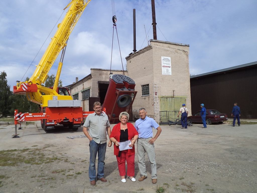 Jaunā apkures katla piegādes brīdī — SIA “Pļaviņu komunālie pakalpojumi” siltumapgādes mehāniķis Jānis Zvirgzdiņš (no kreisās), valdes locekle Ņina Maškova un pašvaldības deputāts Pēteris Kalniņš.
Autors: no SIA “Pļaviņu komunālie pakalpojumi” arhīva