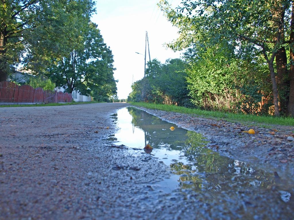 KALNA IELAS malā veidojas garas peļķes, un brauktuve nežūst.
Autors: Indulis Burka