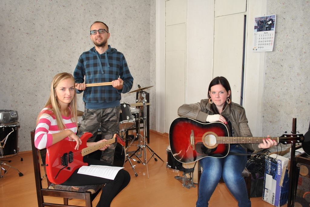 Nāc un pamēģini! Pulciņos var pieteikties visu gadu. Skolotāja Artūra Zemnieka vadībā aizkrauklietes Santa Markune (no kreisās) un Renāte Stakena mācīsies ģitārspēli.
Autors: Līga Patmalniece