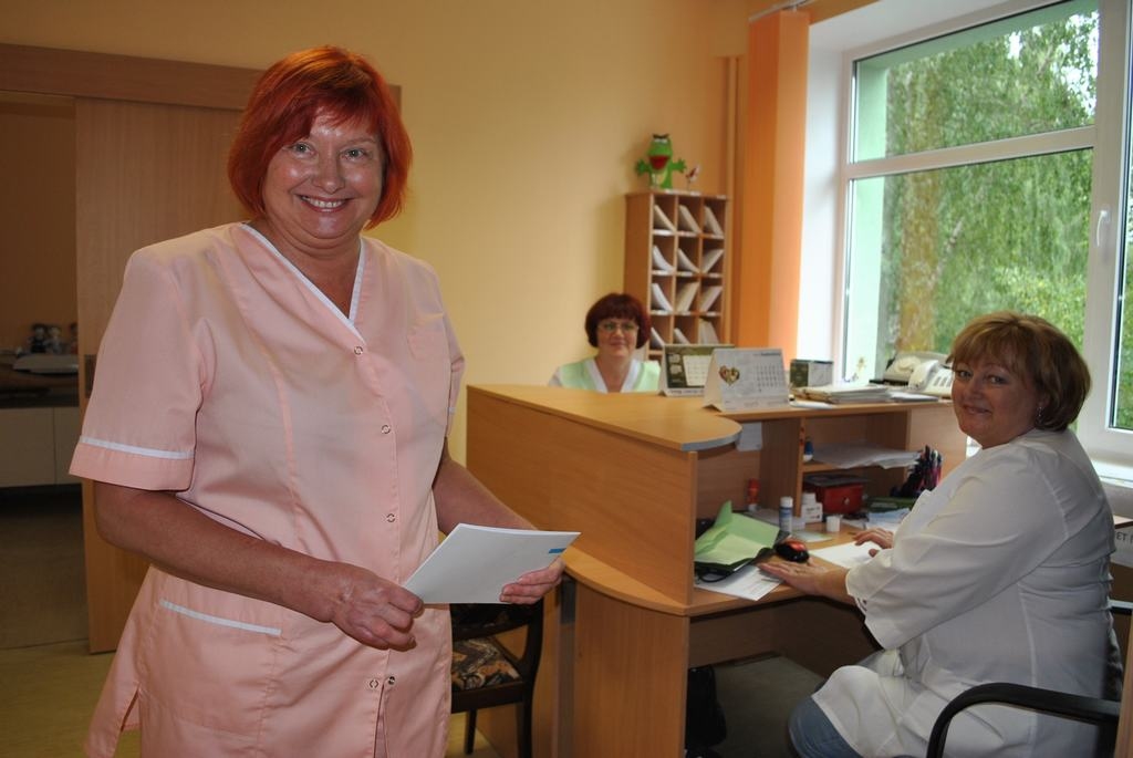 CER ATVILINĀT NO ĪRIJAS. “Manā praksē  tagad ir trīs skaisti izremontētas telpas,” stāsta ģimenes ārste Olga Tomaševska (priekšplānā). Kopā ar viņu strādā arī ārsta palīdze Ināra Antonova (no kreisās) un reģistratore Regīna Kubliņa. Otru ārsta palīdzi — Maritu Aleksejevu — ārste cer atvilināt no Īrijas, viņa ir piekritusi, bet līdz janvārim viņai vēl jāstrādā saskaņā ar tur noslēgto darba līgumu. 
Autors: Guna Mikasenoka