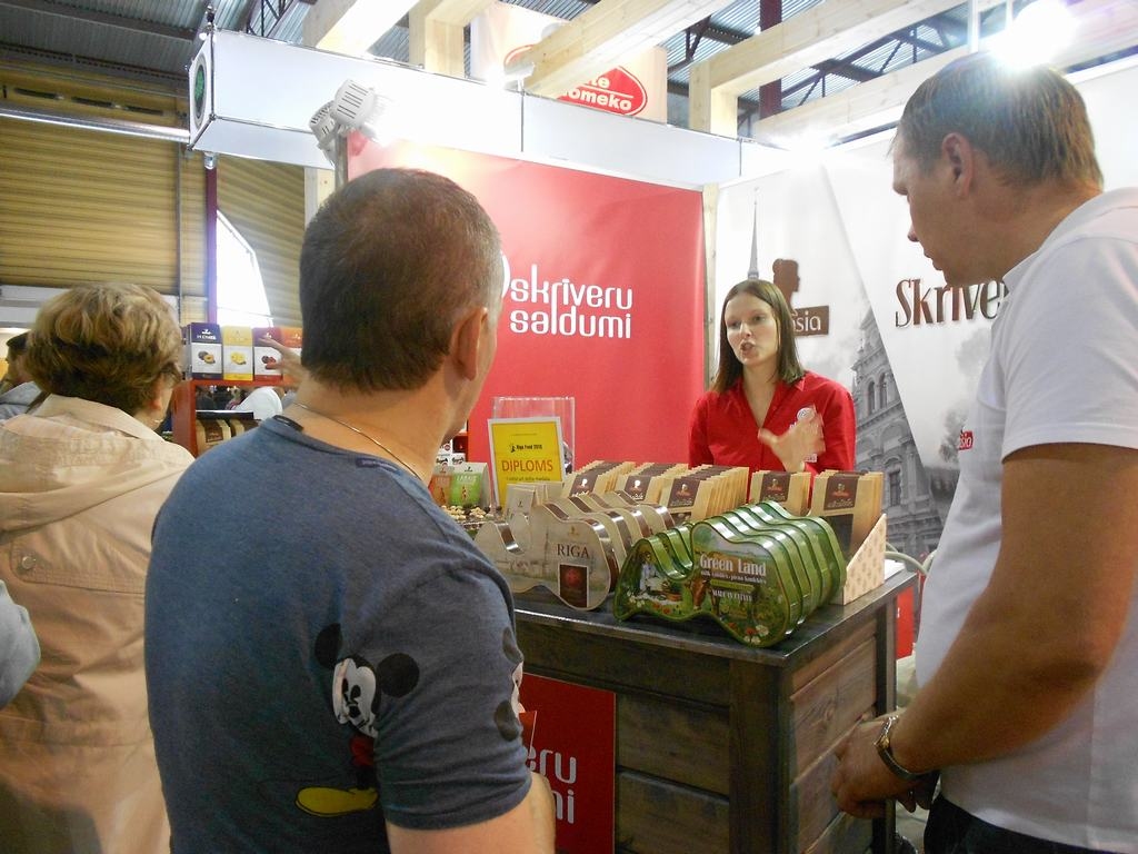 LIELA INTERESE. Pie “Skrīveru saldumu” stenda interesentu netrūka.
Autors: Ināra Sudare