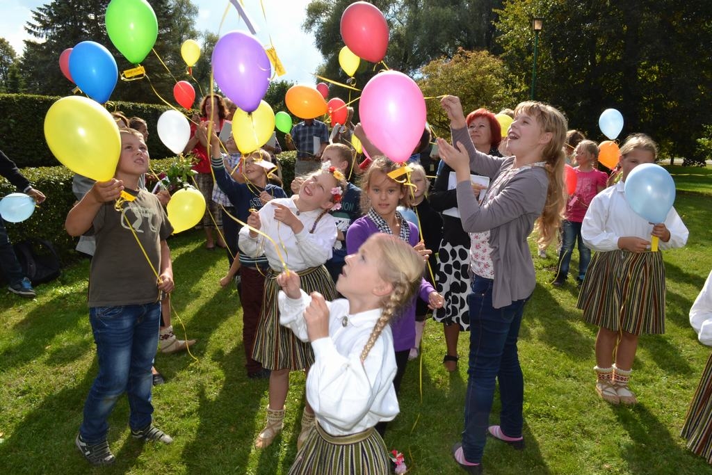 LAI SENIORU KUSTĪBA TURPINĀS! Ar šo vēlēšanos Neretas Jāņa Jaunsudrabiņa vidusskolas kolektīvs debesīs palaiž simts krāsainu balonu. 
Autors: Imants Kaziļuns