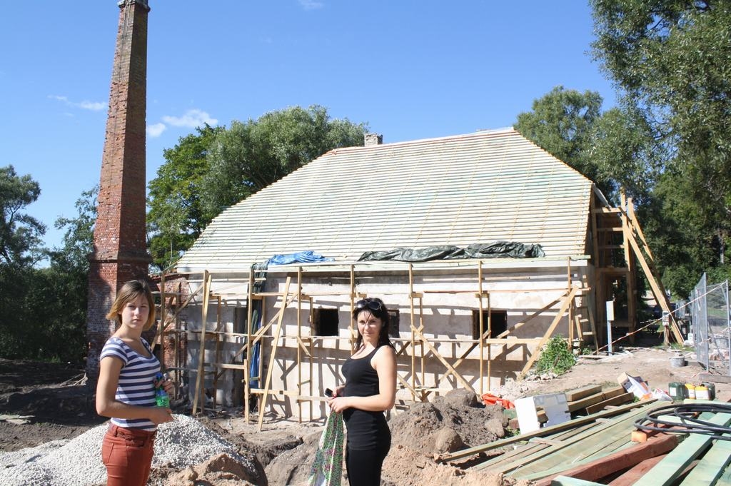 Otrs mūžs. Par Odzienas muižas kompleksa atjaunošanu īpaši priecājas vietējie, arī Jana (no kreisās) un Kristīne.   
Autors: Imants Kaziļuns