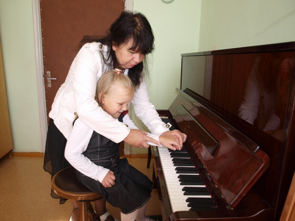 PIRMĀ NODARBĪBA. 1. klases audzēkne Paula Laganovska pie skolotājas 
Allas Puķītes mācīsies klavierspēli. 
Autors: Guna Mikasenoka