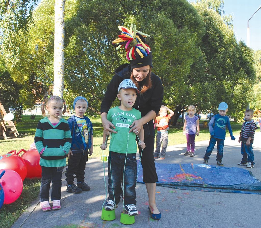 ZĪMĒ EJOT. Otiņa (Anita Luckāne) māca, kā iet un zīmēt — uz asfalta paliek krāsas pēdas. 
Autors: Guna Mikasenoka
