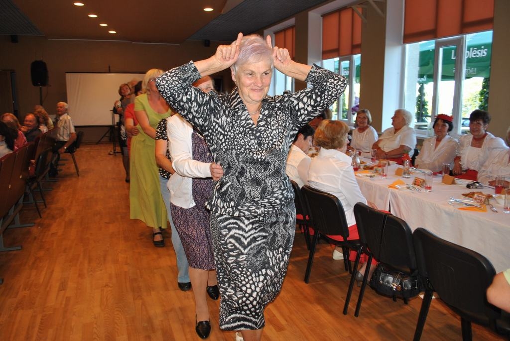 JĀIZLOKA KĀJAS! Aizkraukles folkloras kopas “Kārikste” spēlētās mūzikas pavadījumā “Pīlādžu salidojuma” dalībnieki labprāt iesaistījās rotaļā “Āzītis” un dažādu deju ritmos. 
Autors: Guna Mikasenoka