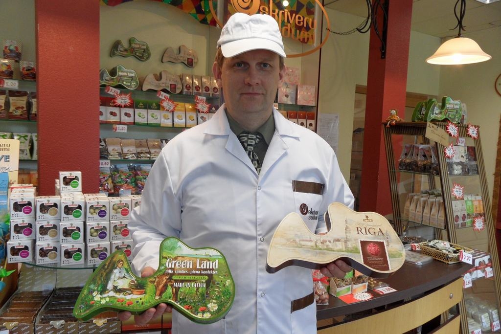 Unikāls dizains un forma. Ar konfekšu kārbām — medaļniecēm — SIA “Skrīveru saldumi” ražošanas direktors Jānis Skalbe.
Autors: Dace Vītoliņa