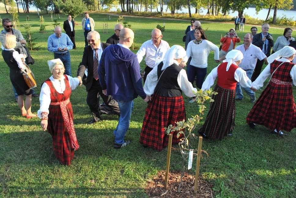Kad darbs ir padarīts, laiks izklaidei! Kokneses novada kultūras nama folkloras kopas “Urgas” sievas Starptautiskā inovāciju konference “Kompetence viedai izaugsmei: izaicinājumi un iespējas” dalībniekiem ierāda latviešu tautas rotaļas.
Autors: Līga Patmalniece