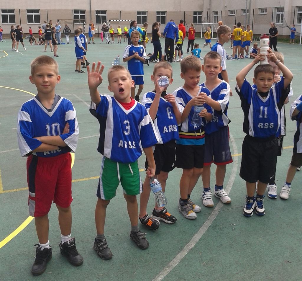 Pēc pirmajām lielajām sacensībām. Veiksmīgs starts, izcīnot piekto vietu, spēļu debitantiem — 2005. gadā dzimušajiem skrīveriešiem. 
Autors: no Andreja Upīša Skrīveru vidusskolas arhīva