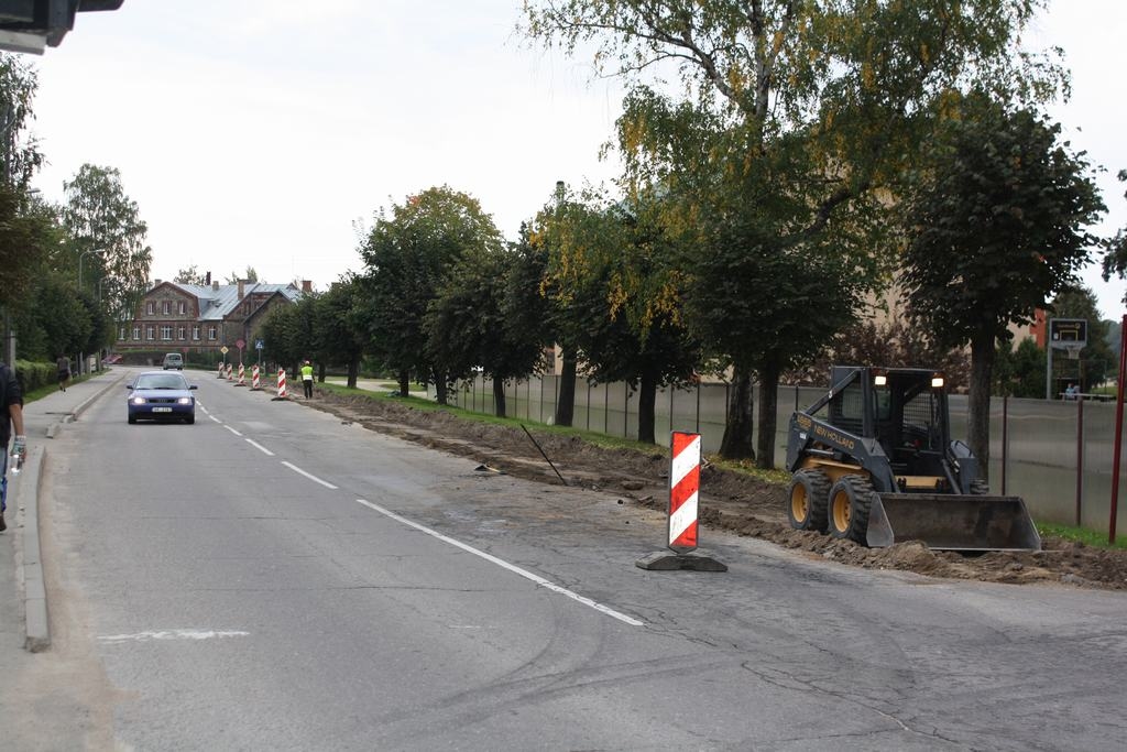 SAKĀRTOS IELU. Celtnieki sākuši noņemt veco ietves segumu. 
Autors: Sandra Pumpure