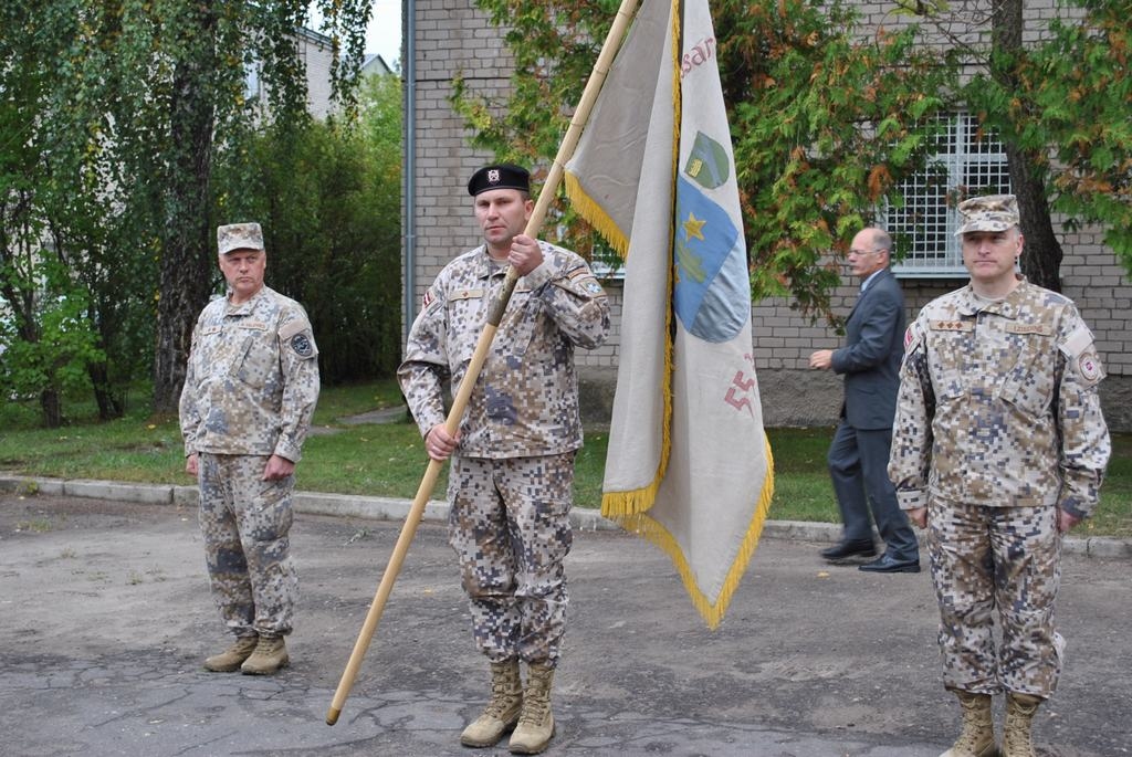 KALPO LATVIJAI. Pulkvežleitnants Aivars Valeniks (no kreisās), majors Andris Daugulis (centrā) un pulkvedis Imants Ziediņš, svinīgi saņemot bataljona karogu. 
Autors: Evita Apiņa