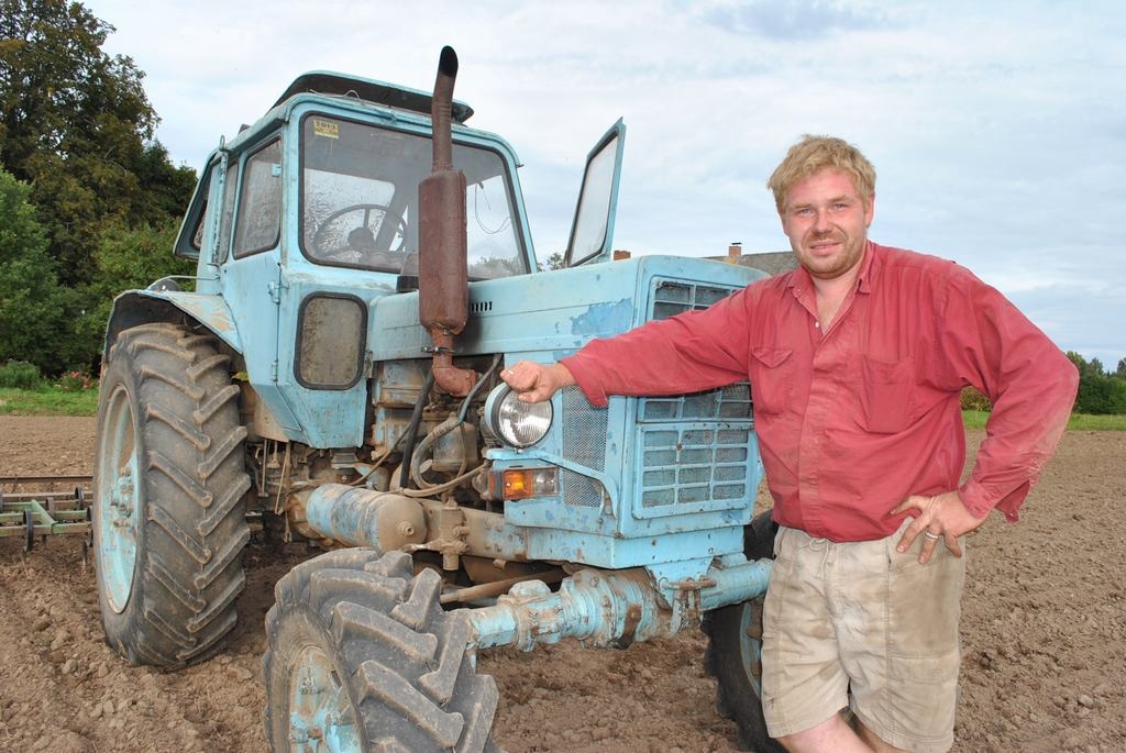 Darbs pēc vakariņām līdz saulrietam. Zigmārs Dubinskis pārsvarā strādā viens, vecāki palīdz, atvedot pusdienas vai degvielu, ja traktors lauka vidū apstājas.
Autors: Imants Kaziļuns