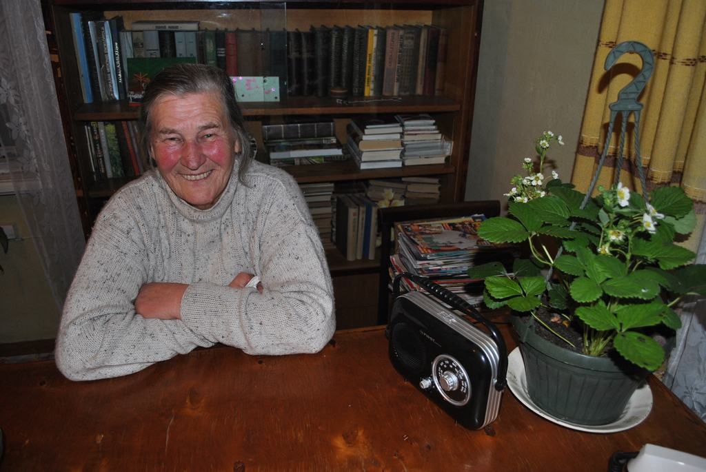 RAŽU VĀKS ZIEMĀ. “Zemenes atveda vedekliņa, redzēs, varbūt Ziemassvētkos ienāksies ogas,” saka saimniece. 
Autors: Līga Patmalniece