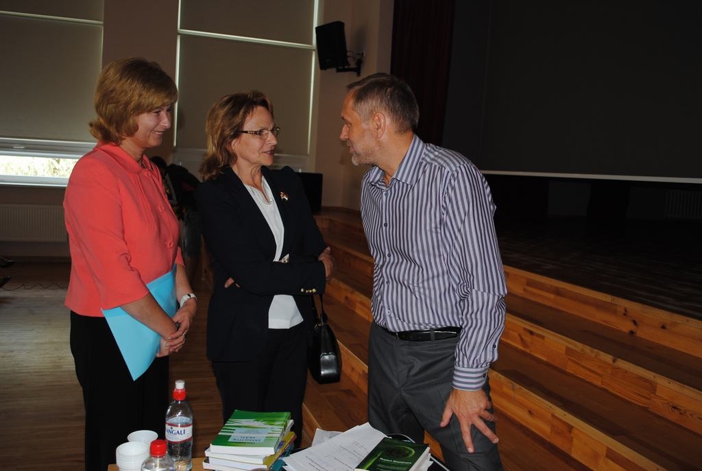 KONKURSA LAUREĀTES. Neretas Jāņa Jaunsdrabiņa vidusskolas direktore Laima Grebska (centrā) ar vietnieci Viktoriju Trukšu tikšanās reizē ar ārstu reanimatologu Pēteri Kļavu.   
Autors: no “Staburaga” arhīva