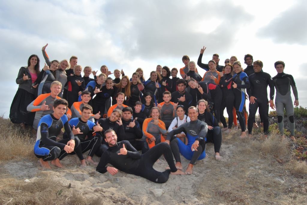 IZMĒĢINA SĒRFOT. Jauniešiem pietika laika visam — vākt atkritumus, pētīt ekoloģisko vidi, doties pārgājienos un baudīt atpūtu pie okeāna.     
Autors: no Ingunas Juhņevičas albuma 