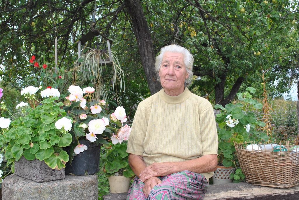 Daudzesiete Astrīda Feila. Starp ziediem un rudens darbiem.
Autors: Imants Kaziļuns