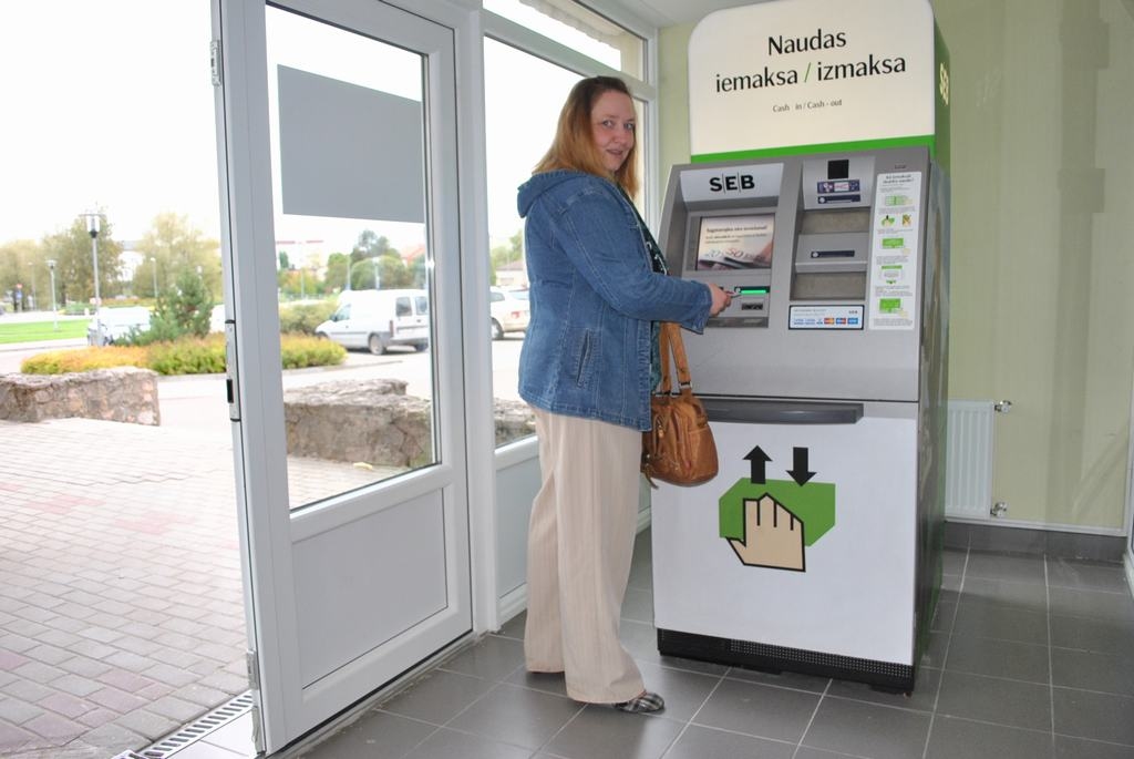 “Galvenais ir darba laiks,” saka skrīveriete Gunita Dubauska. “Strādājošajiem nokļūt bankā dienā darba laikā ir pagrūti.”
Autors: Imants Kaziļuns