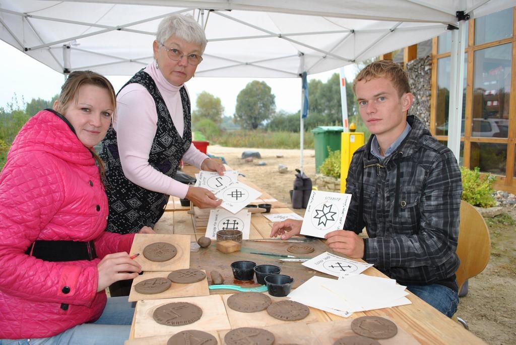 Apgūst jaunas iemaņas. Kā darboties ar mālu, keramiķe Zigrīda Tauriņa (vidū) māca Antrai Polānei, Likteņdārza informācijas centra administratorei, un Dāvim Kleikalīdim no SIA “Impresso”, kas parka apmeklētājiem piedāvā elektromobiļu pakalpojumu.
Autors: Imants Kaziļuns