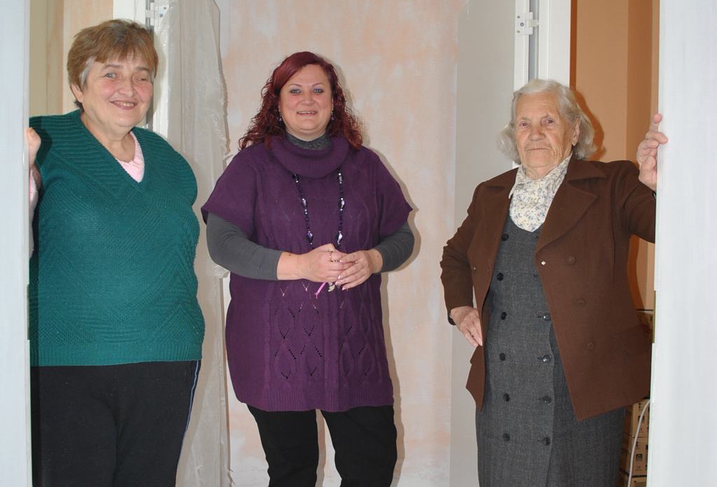 Vietas sadalītas. Pansijas iemītnieces Anna Kalniņa (no kreisās), Ļubova Voitenkova un direktore Inga Ķieģele (vidū) apskata vēl nepabeigtās telpas.
Autors: Imants Kaziļuns