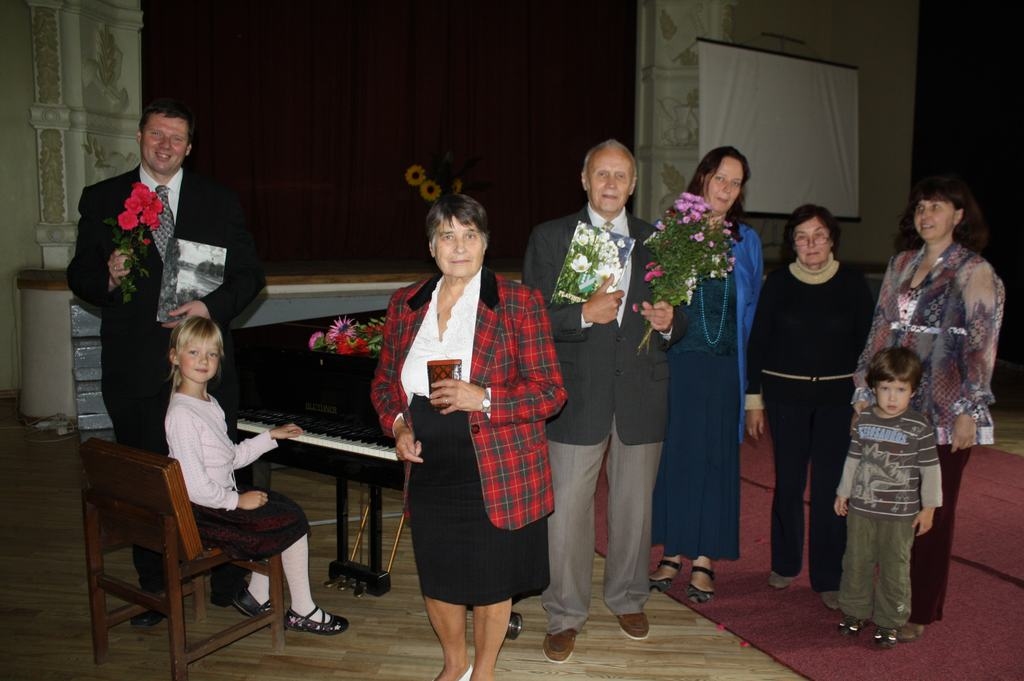 PULCĒ DZIMTU. No kreisās — Uldis un Raita Kristiāna, Rasma un Juris, Anda, Hedviga ar meitu un mazdēlu.
Autors: Sandra Pumpure