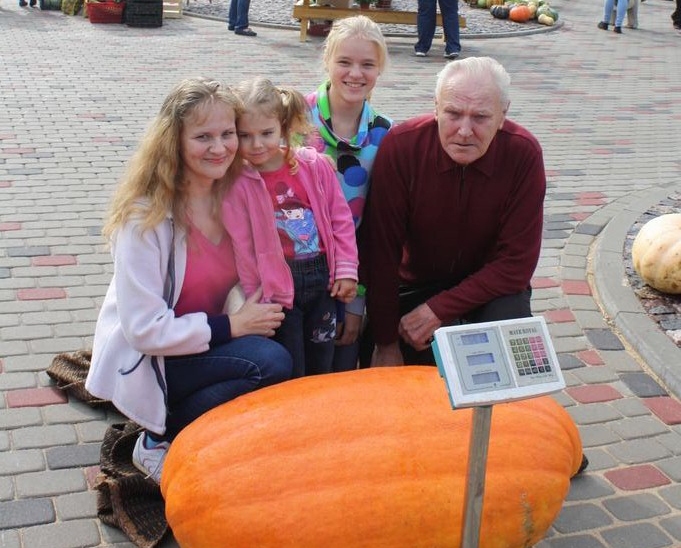 VISLIELĀKAIS! Šo milzu ogu izaudzēja Andrejs Reiznieks, piepalīdzot meitai Gintai (no kreisās) un mazmeitām Laurai Loritai un Martai.
Autors: Sandra Pumpure