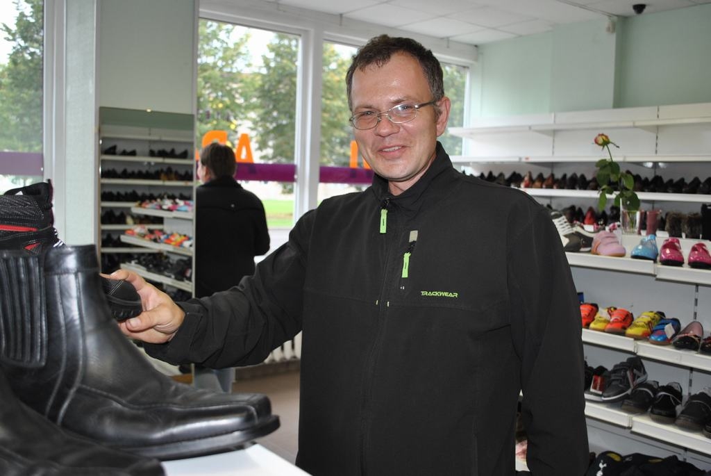 CEĻĀ UZ NORVĒĢIJU. “Ziemas periodā Latvijā celtniecībā nav darba, tādēļ   braukšu strādāt uz Norvēģiju un meklēju labus darba apavus,” stāsta Inārs Kļaviņš no Aizkraukles. 
Autors: Sandra Pumpure